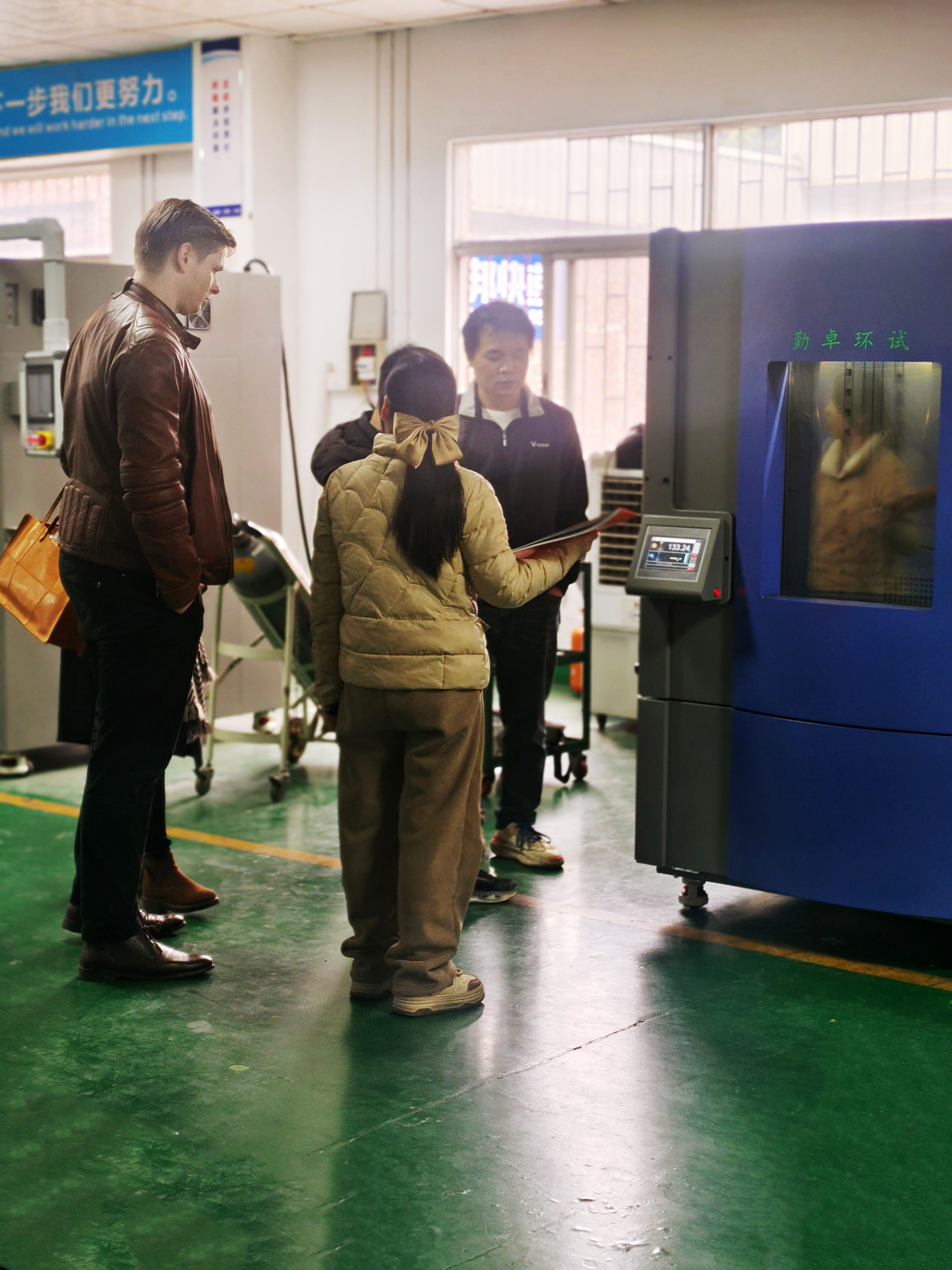 外企客戶攜帶產(chǎn)品至勤卓環(huán)境測試車間進行高低溫濕熱試驗 /static/upload/image/20250402/1743583805203453.jpg