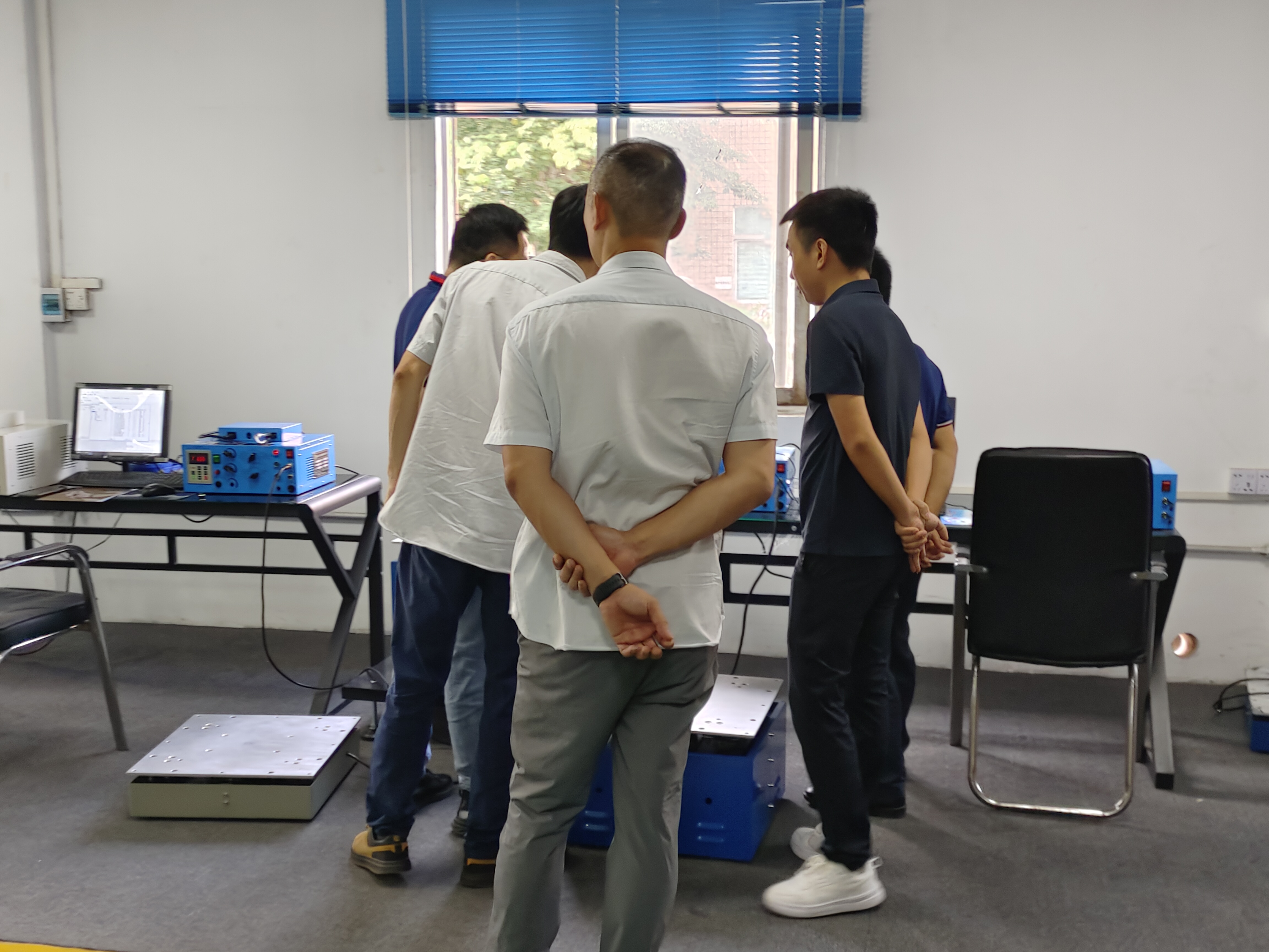 汽車行業(yè)用戶上門考察電磁振動臺 勤卓品牌 源頭廠家 /static/upload/image/20251025/1761382668234184.jpg