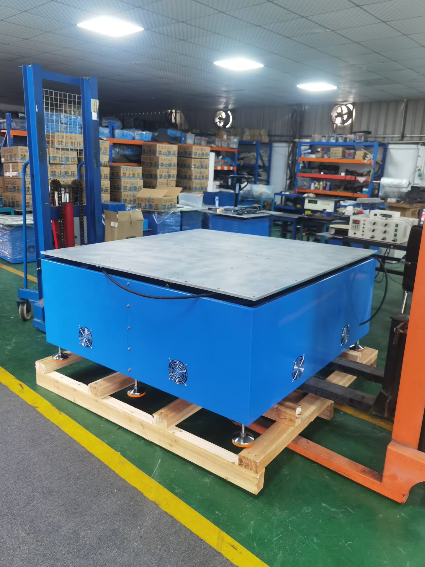 勤卓150*150cm的電磁振動臺發(fā)往軍工企業(yè) /static/upload/image/20251027/1761565702166772.jpg