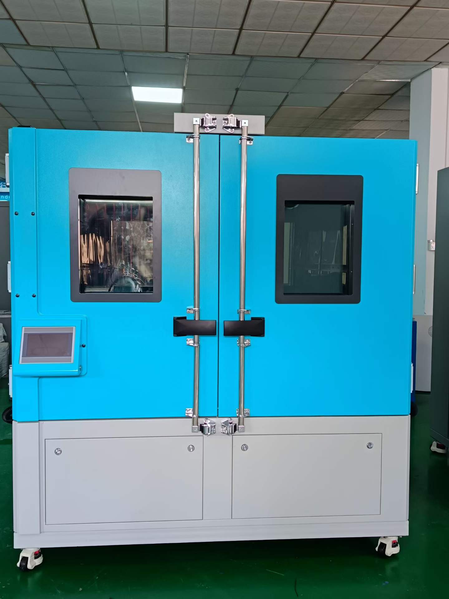 勤卓非標雙開門高低溫試驗箱即將交付 助力高校氣罐科研測試 /static/upload/image/20260414/1776154834126741.jpg